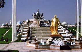 Goldene Statue des Herrschers von Turkmenistan