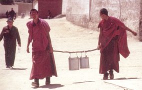 Junge Mönche im Labuleng Kloster in Xiahe.